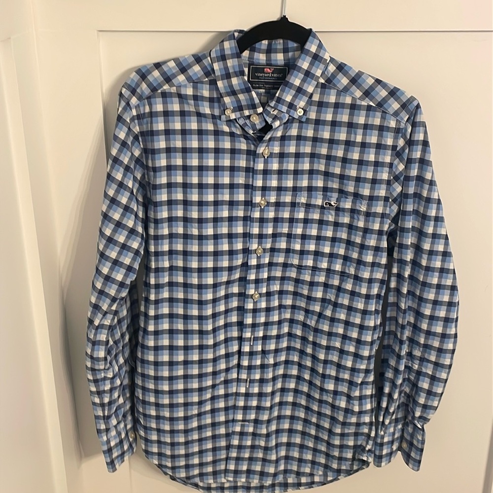 Men’s Vineyard Vines Performance long sleeve dress shirt. 
Slim Fit Tucker
